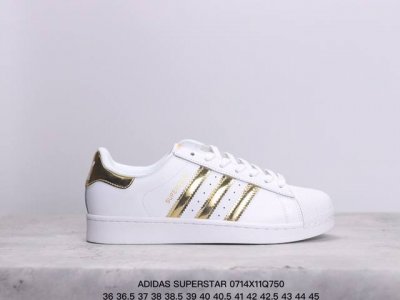 阿迪达斯 Adidas Superstar 三叶草经典贝壳头系列 新款休闲板鞋潮流男女士运动鞋 。鞋面柔软皮革材质 标志性的贝壳鞋头，锯齿三条纹，简约的线条。就