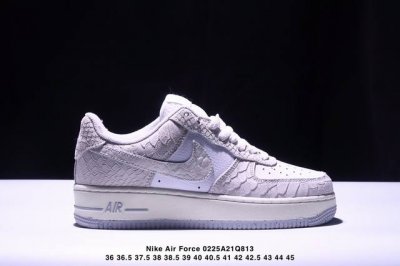 真标耐克Nike Air Force 1“07空军一号低帮百搭休闲运动板鞋。柔软、弹性十足的缓震性能和出色的中底设计，横跨复古与现代的外型结合，造就出风靡全球三