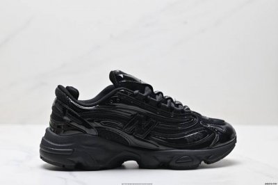 公司级新百伦New Balance 1000 系列低帮复古老爹风休闲运动跑步鞋 new Balance 在不同配色上其鞋面材质呈现不同感觉 无论是运动风抑或是高