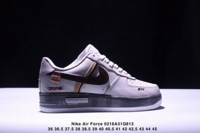 公司级耐克Nike Air Force 1“07空军一号低帮百搭休闲运动板鞋。柔软、弹性十足的缓震性能和出色的中底设计，横跨复古与现代的外型结合，造就出风靡全球