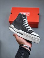 Converse Chuck 70Plus 将经典设计与未来风格糅合演绎，全新经典之作。皮面与大胆的不对称线条相融合呈现个性张扬的外观，橡胶拼接和星星脚踝贴片为