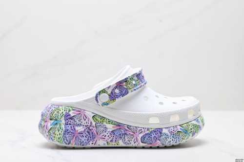 公司级Crocs卡洛驰泡芙厚底洞洞鞋女联名限量款增高户外沙滩鞋凉鞋拖鞋 超轻Croslite 专利材料打造鞋 面更加耐用易清洗 该鞋款轻盈舒适 2002 年 经