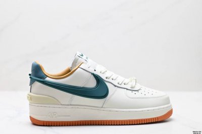 真标Ambush X Nk Air Force 1‘07 Low Sp 空军一号联名标志性的Swoosh延伸至鞋跟之外 鞋舌和鞋垫上印有Ambush品牌标志 整