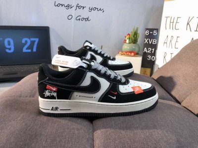 真标耐克Nike Air Force 1“07 Lv8空军一号低帮百搭休闲运动板鞋。柔软、弹性十足的缓震性能和出色的中底设计，横跨复古与现代的外型结合，造就出风