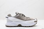 公司级耐克Nike Zoom Vomero Roam 马拉松复古跑五代休闲运动慢跑鞋 采用环保纤维革饰片组合网眼布鞋面材质 升级正确后跟Tpu加固 耐弯折热塑框