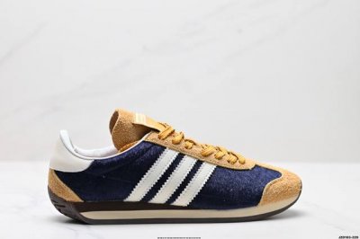 公司级Adidas Wb Country 生胶底 秀气大方的鞋型 气质修身 以现代设计融合复古跑步和足球风 采用锦纶和绒面革鞋面 灵感源自70年代 Countr