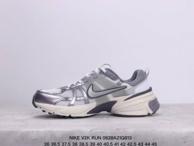 公司级耐克nike V2K Run跑步鞋复古风潮 网面透气运动鞋 灰银紧致的鞋面材质提供良好的包裹性鞋侧 Swoosh以及鞋头部分搭配增添不少亮点的镀铬细节鞋垫