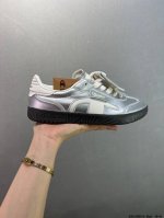 champion Champ T-Trainer 复古单品 冠军经典德训鞋型，运用简洁的色彩搭配，简约休闲。以80年代经典复古鞋形体为篮本，整体造型干练又释放出
