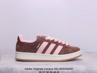全真猪八 区别市面普通翻毛皮 adidas 阿迪达斯 男女鞋，升级原楦开发版型，采用猪巴革组合纤维革鞋面材质，内嵌欧索莱ortholite 混合 再生 鞋垫，外