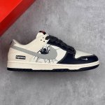 本地 核心私 Supreme X Nike Dunk Sb Low Sup X 耐克 Sb 低帮 蓝白灰 休闲运动板鞋 鞋身整体以米白色皮革打造，搭配蓝色框架覆