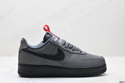真标耐克Nike Air Force 1“07空军一号低帮百搭休闲运动板鞋。柔软、弹性十足的缓震性能和出色的中底设计，横跨复古与现代的外型结合，造就出风靡全球三