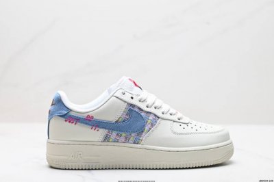 真标耐克Nike Air Force 1“07空军一号低帮百搭休闲运动板鞋。柔软、弹性十足的缓震性能和出色的中底设计，横跨复古与现代的外型结合，造就出风靡全球三