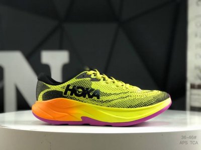 公司级带半码小红书推荐Hoka M Rincon 4全新配色 这个品牌来自于新西兰的毛利语，Hoka表示大地，One One表示飞越，连起来就是飞越地平线，On