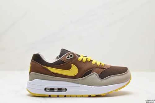 真标nike Air Max 1 Air Max 气垫 全新配色 鞋身材质均选择皮革、织物、麂皮多种材质覆盖，保证质感的前提下，层次感也相当不错。细节方面，除了