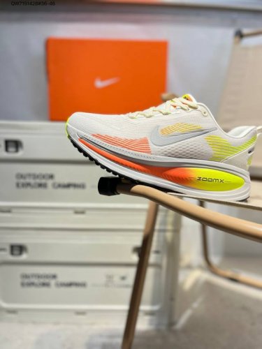 nike Air Zoom Vomero 18 舒适减震防滑运动跑鞋 采用轻盈织物合成鞋面材质 中底搭载Zoomx 泡绵 外置外置防滑耐磨橡胶底片 ，缓震大底带