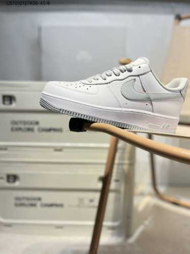 耐克 Nike Air Force 1 '07空军一号 百搭休闲运动板鞋。柔软、弹性十足的缓震性能和出色的中底设计，横跨复古与现代的外型结合，造就出风靡全球三十