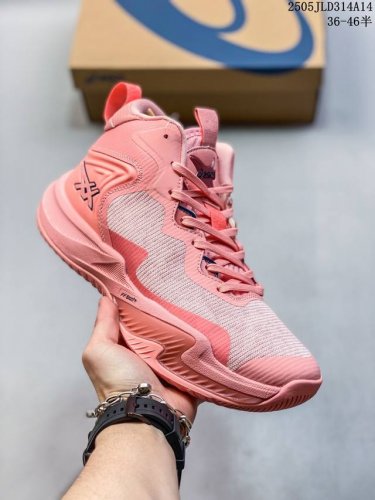 亚瑟士 Asics 篮球鞋巴黎奥运款中帮缓震Nova Surge 3 Paris运动男款篮球鞋 巴黎奥运款。亚瑟士Nova Surge 3实战篮球鞋，外形简洁流