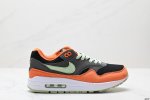真标Nike Air Max 1 耐克气垫 缓震 耐磨运动鞋 鞋身材质均选择皮革 织物 麂皮多种材质覆盖 保证质感的前提下 层次感也相当不错 带有开窗式 Air