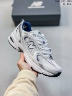 真标 Nb530 New Balance 530 复跑古鞋Nb530这鞋双确实是N经复典古款式之一，以全科新技诠释，成打功造530鞋款。鞋面保在持530基本线条