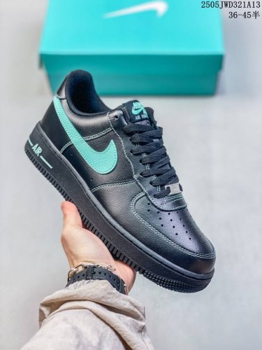 公司级带半码耐克Nike Air Force 1“07 Lv8空军一号低帮百搭休闲运动板鞋。柔软、弹性十足的缓震性能和出色的中底设计，横跨复古与现代的外结合，造
