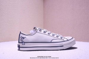 王源同款 Converse X Noritake联名系列，将简约与潮流完美融合。经典的1970S鞋型，米白色鞋面搭配精致的线条勾勒，鞋身俏皮的小人头与星星图案，