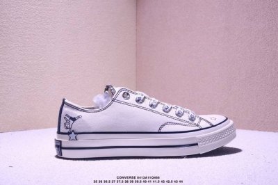 王源同款 Converse X Noritake联名系列，将简约与潮流完美融合。经典的1970S鞋型，米白色鞋面搭配精致的线条勾勒，鞋身俏皮的小人头与星星图案，