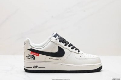 公司级耐克nike Air Force 1 Low 空军一号低帮百搭休闲运动板鞋。柔软、弹性十足的缓震性能和出色的中底设计，横跨复古与现代的外型结合，造就出风靡