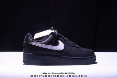 真标耐克Nike Air Force 1“07空军一号低帮百搭休闲运动板鞋。柔软、弹性十足的缓震性能和出色的中底设计，横跨复古与现代的外型结合，造就出风靡全球三