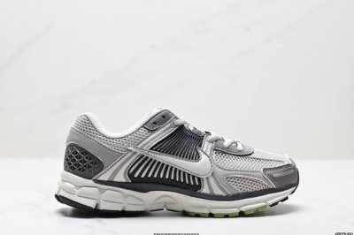 公司级耐克Nike Zoom Vomero 5 马拉松复古跑五代休闲运动慢跑鞋 采用环保纤维革饰片组合网眼布鞋面材质 升级正确后跟Tpu加固 耐弯折热塑框架支撑