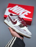 410支持放店 Nike Dunk Low 环岁之礼 巳巳如意 米红 国潮此款以新中式笔触重释千年祥瑞，将珐琅釉色凝于足尖，赤红鞋带似宫灯流苏，蟒鳞纹贴皮的肌理