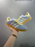 阿迪达斯 Adidas Originals Gazelle Indoor复古三叶草防滑透明橡胶板鞋经典运动鞋。这款经典鞋,忠于原版设计,缀撞色三条纹和鞋跟饰片。