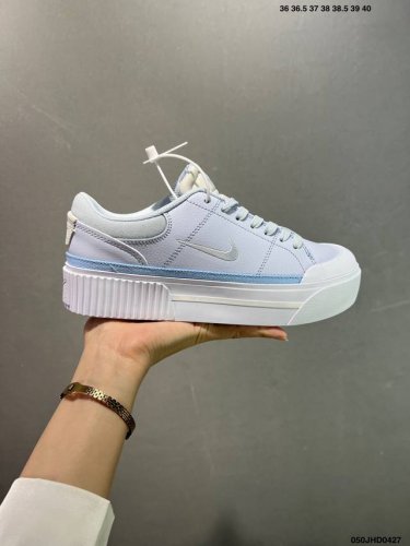 Nike 耐克 Court Legacy Lift 女士运动鞋 运动厚底小白鞋 复古休闲鞋，上部和合成的 Strati 重叠,增加纹理、深度和透气性。 刺绣细节