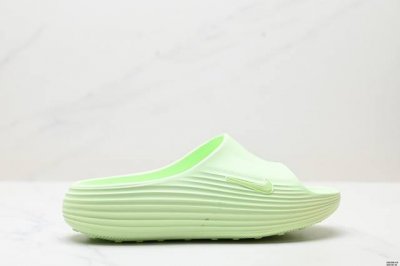 公司级Nike Reactx Rejuven8 Slide耐克 简约舒适 洞洞鞋 由兼具轻便性和耐用性的Eva泡沫打造 拖鞋的外观十分吸引人 融合了舒适与时尚的
