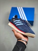 Adidas Originals Sl 72 Rs Ji1283 阿迪经典复古慢跑鞋鞋款采用舒爽尼龙鞋面、绒面革饰面和皮革细节等设计。与此同时，搭载着 Ecot