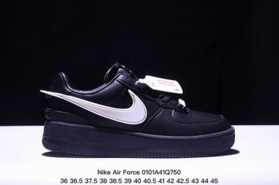 耐克 Nike Air Force 1 ’07 空军一号低帮百搭休闲运动板鞋。柔软、弹性十足的缓震性能和出色的中底设计，横跨复古与现代的外型结合，造就出风靡全球