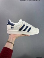 公司级Ad Originals Superstar 经典复古贝壳头板鞋 J p9310 诞生于1969年 是第一双将全皮面鞋 身与橡胶鞋头结合在一起的低帮篮球鞋