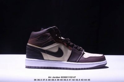 作为Air Jordan 1的元年配色之一，自1985年首次面世以来就有着超高的人气。 鞋身以优质皮革材质覆盖，并采用与元年相同的修长`85鞋型！标志性黑 红色