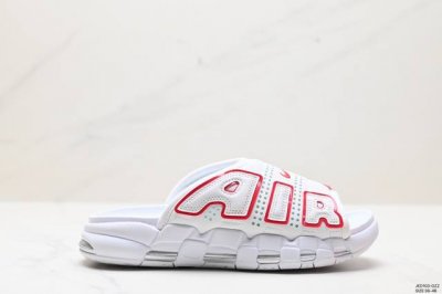 Nike Air More Uptempo Slide皮蓬拖鞋 以流行于街头的涂鸦文化为设计灵感，整体的设计风格夸张而充满魅力，厚实而充满质感的皮质鞋面两侧印刻