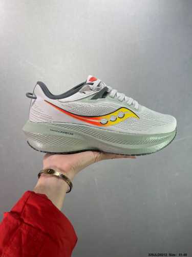 公司级 Saucony Triumph 索康尼胜利旗舰级缓震型跑鞋 性能相比前几代再升级：鞋面采用全新升级的工学网设计 贴合脚部更透气 中底部分使用最新的Pwr