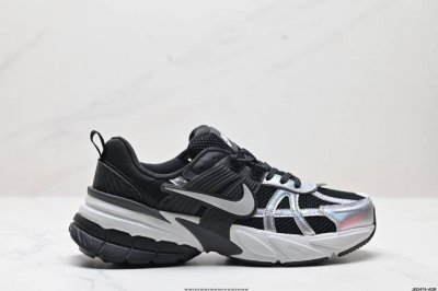 公司级耐克NIKE V2K RUN跑步鞋复古风潮 网面透气运动鞋 灰银紧致的鞋面材质提供良好的包裹性鞋侧 Swoosh以及鞋头部分搭配增添不少亮点的镀铬细节鞋垫