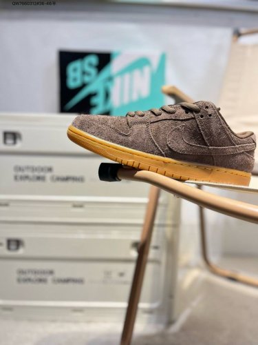 耐克Nike Dunk Low 板鞋Sb系列经典百搭休闲运动板鞋加厚鞋舌的填充，使舒适性大大提升，同时也更方便穿脱中底部分则加入了脚感柔软舒适Zoomair气垫