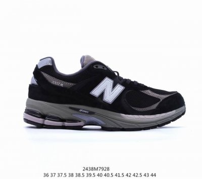 New Balance 2002R 复古单品 新百伦经典配色 沿袭了面世之初的经典科技，以encap中底配以升级版n-Ergy缓震物料。鞋面则采用特色的柔软麂皮