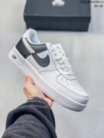 耐克Nike Air Force 7 空军一号低帮百搭休闲运动板鞋。柔软、弹性十足的缓震性能和出色的中底设计，横跨复古与现代的外型结合，造就出风靡全球三十多年的