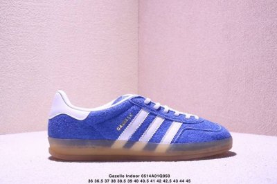阿迪达斯 Adidas Originals Gazelle Indoor复古三叶草防滑透明橡胶板鞋经典运动鞋。这款经典鞋,忠于原版设计,缀撞色三条纹和鞋跟饰片。