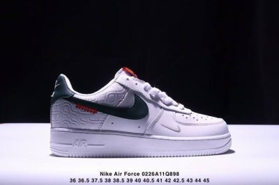 真标耐克Nike Air Force 1“07空军一号低帮百搭休闲运动板鞋。柔软、弹性十足的缓震性能和出色的中底设计，横跨复古与现代的外型结合，造就出风靡全球三
