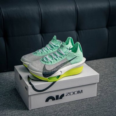 核心私 Nike Air Zoom Alphafly Next%整体采用前作的设计语言，并且对后者的细节进行升级，马拉松和长距离路跑的性能极限设计而生。 货号：