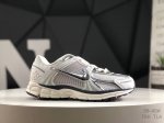 真标带半码 耐克 Nike Zoom Vomero Roam 5 Roam 复古跑五代休闲运动慢跑鞋 简洁设计 功能性强 防水防撕裂鞋面 鞋带也改成了束绳设计
