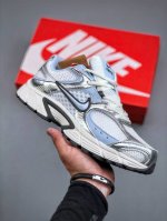 Nike V5 Rnr 耐克 舒适百搭防滑耐磨 低帮休闲鞋鞋面是大网孔设计 透气性超强 夏天穿完全不会闷脚 特别适合现在这种天气 中底是泡棉材质 脚感特别舒适