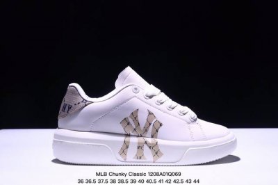 Mlb Chunky Classic 大印花板鞋 休闲时尚厚底增高休闲运动鞋 潮流百搭一脚蹬运动鞋男女轻便胶鞋。这双鞋子韩范十足,很适合初夏穿搭,白色厚底鞋搭配