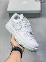 公司级带半码耐克nike Air Force 7 空军一号低帮百搭休闲运动板鞋。柔软、弹性十足的缓震性能和出色的中底设计，横跨复古与现代的外型结合，造就出风靡全